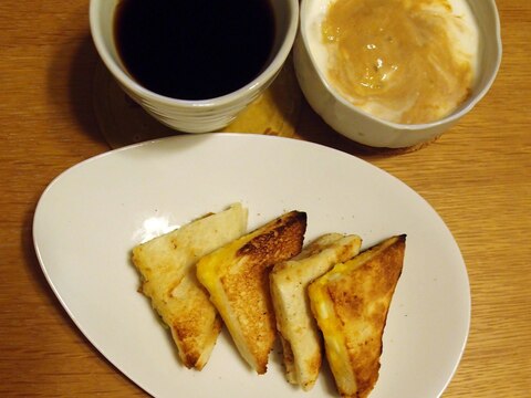 ホットサンド風玉子サンドとコーヒーヨーグルトの朝食
